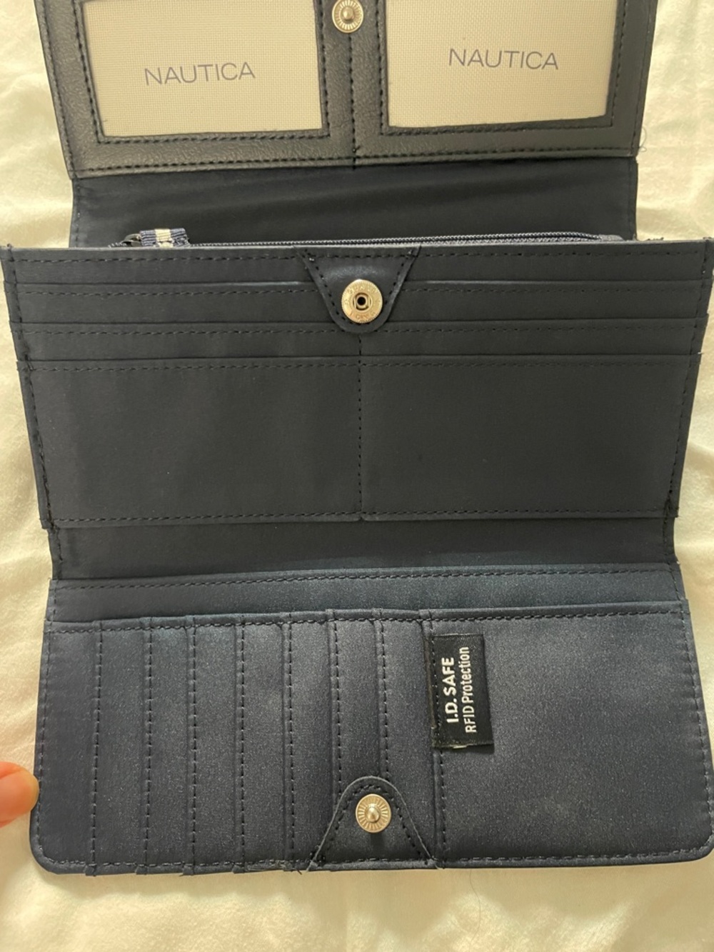 NWOT Nautica Embossed Logo Wallet in Navy - Picture 5 of 6